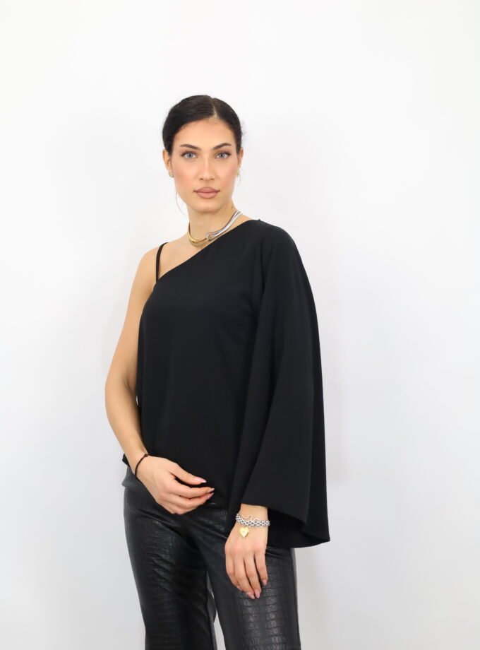 ΜΠΛΟΥΖΑ ΜΕ ΕΝΑ ΜΑΝΙΚΙ