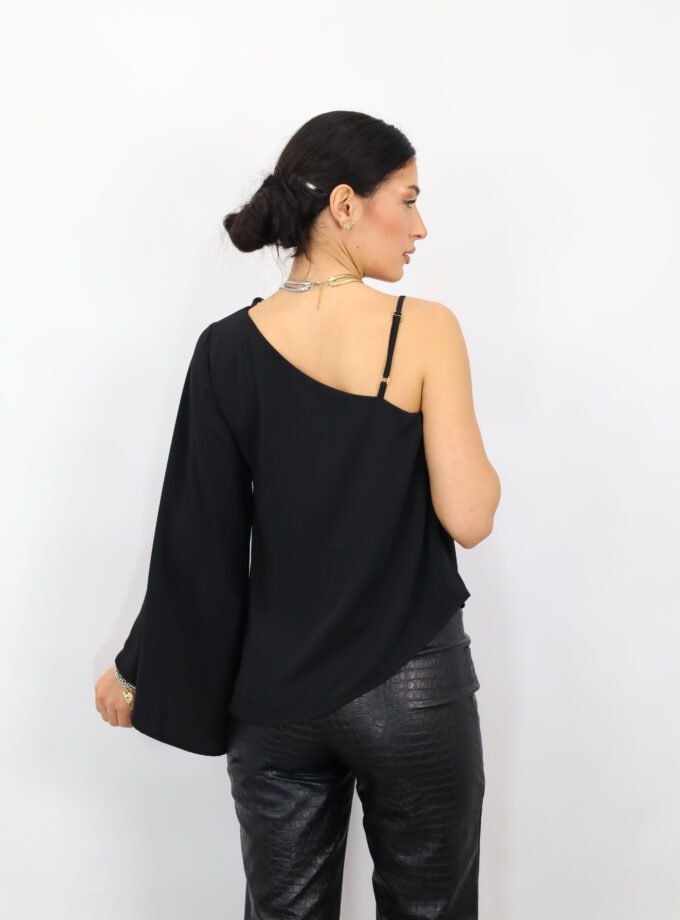 ΜΠΛΟΥΖΑ ΜΕ ΕΝΑ ΜΑΝΙΚΙ