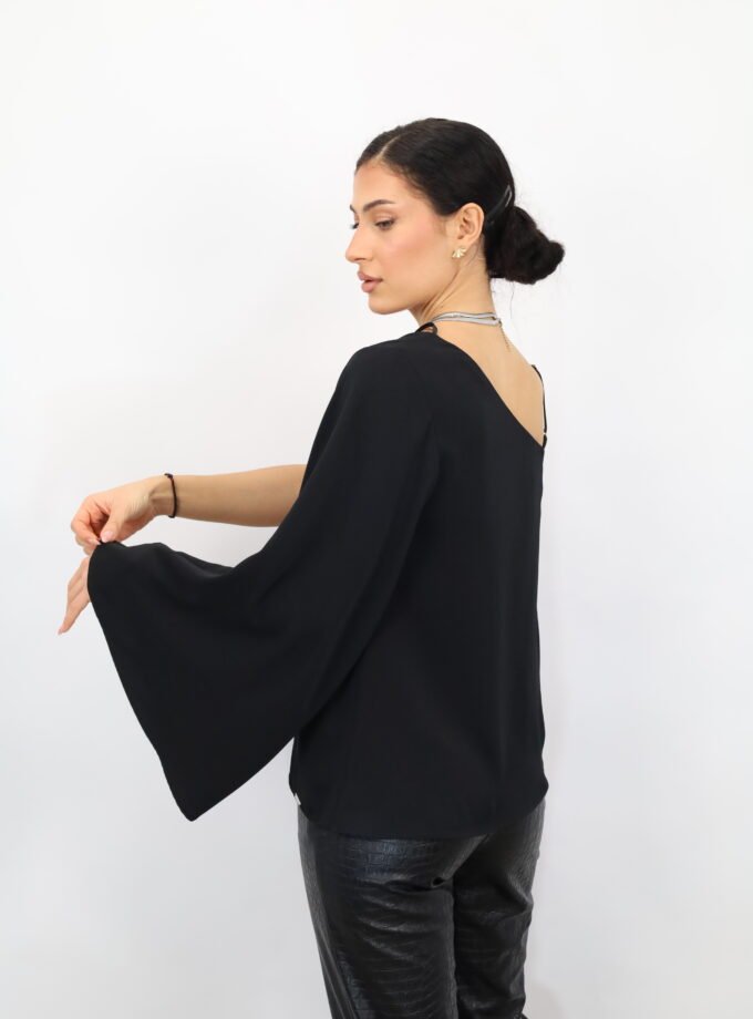 ΜΠΛΟΥΖΑ ΜΕ ΕΝΑ ΜΑΝΙΚΙ